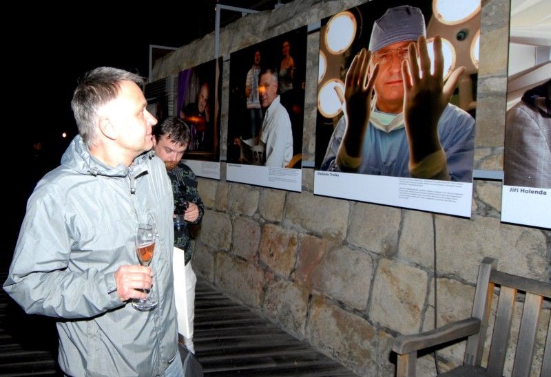 Na den přesně (8.9.2011) rok poté, co Plzeň zvítězila v klání o titul Evropské hlavní město kultury 2015, předala klíče od objektu řediteli společnosti Milanu Svobodovi náměstkyně primátora Eva Herinková.

„Nové sídlo je kontaktním místem pro každého, kdo má dotazy, nápady, připomínky. Zázemí tu bude mít celý tým. Chceme, aby si lidé zvykli chodit mezi nás a věděli, že jsme opravdu otevřená společnost,“ uvedla Yvona Kreuzmannová, umělecká ředitelka projektu při slavnostním otevření, které začalo přesně ve 20.15 hodin.

Součástí doprovodného programu bylo zahájení výstavy fotografií Plzeňských ikon, v letošním roce vybraných mezi muži. „Vloni deset žen, letos deset mužů, ti všichni ve svém životě něco zajímavého dokázali a jsou významní. Žijí tu s námi a Plzeň je potřebuje. A jsou důležití i pro projekt Evropské hlavní město kultury a jeho úspěšné naplnění, protože v přeneseném slova smyslu je ikona i magickým symbolem pro zajištění úspěchu,“ prohlásil při vernisáži primátor Martin Baxa. Autorem snímků je 