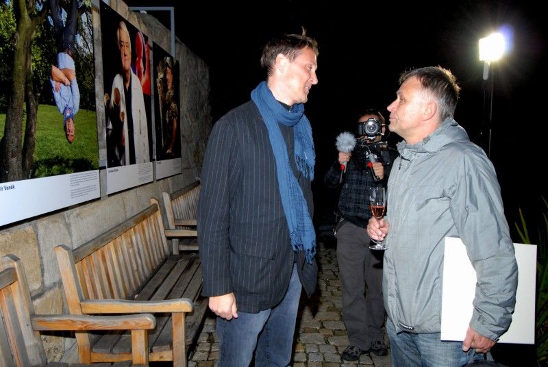 Na den přesně (8.9.2011) rok poté, co Plzeň zvítězila v klání o titul Evropské hlavní město kultury 2015, předala klíče od objektu řediteli společnosti Milanu Svobodovi náměstkyně primátora Eva Herinková.

„Nové sídlo je kontaktním místem pro každého, kdo má dotazy, nápady, připomínky. Zázemí tu bude mít celý tým. Chceme, aby si lidé zvykli chodit mezi nás a věděli, že jsme opravdu otevřená společnost,“ uvedla Yvona Kreuzmannová, umělecká ředitelka projektu při slavnostním otevření, které začalo přesně ve 20.15 hodin.

Součástí doprovodného programu bylo zahájení výstavy fotografií Plzeňských ikon, v letošním roce vybraných mezi muži. „Vloni deset žen, letos deset mužů, ti všichni ve svém životě něco zajímavého dokázali a jsou významní. Žijí tu s námi a Plzeň je potřebuje. A jsou důležití i pro projekt Evropské hlavní město kultury a jeho úspěšné naplnění, protože v přeneseném slova smyslu je ikona i magickým symbolem pro zajištění úspěchu,“ prohlásil při vernisáži primátor Martin Baxa. Autorem snímků je 