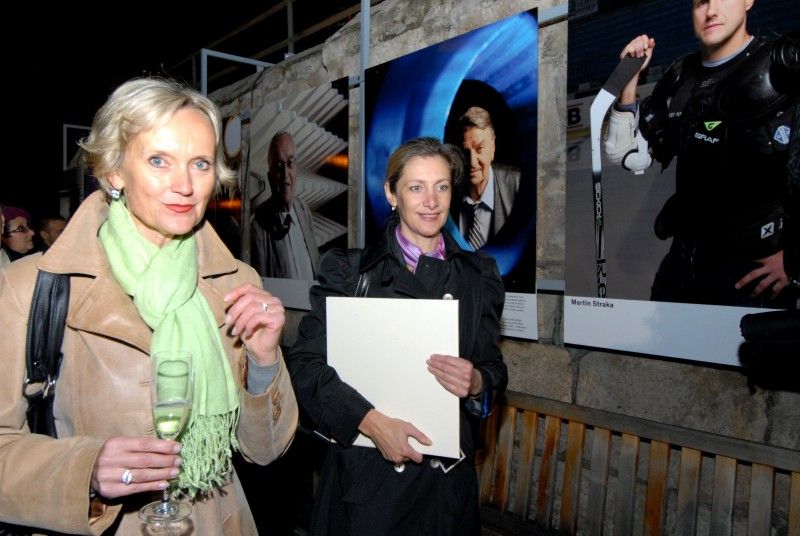 Na den přesně (8.9.2011) rok poté, co Plzeň zvítězila v klání o titul Evropské hlavní město kultury 2015, předala klíče od objektu řediteli společnosti Milanu Svobodovi náměstkyně primátora Eva Herinková.

„Nové sídlo je kontaktním místem pro každého, kdo má dotazy, nápady, připomínky. Zázemí tu bude mít celý tým. Chceme, aby si lidé zvykli chodit mezi nás a věděli, že jsme opravdu otevřená společnost,“ uvedla Yvona Kreuzmannová, umělecká ředitelka projektu při slavnostním otevření, které začalo přesně ve 20.15 hodin.

Součástí doprovodného programu bylo zahájení výstavy fotografií Plzeňských ikon, v letošním roce vybraných mezi muži. „Vloni deset žen, letos deset mužů, ti všichni ve svém životě něco zajímavého dokázali a jsou významní. Žijí tu s námi a Plzeň je potřebuje. A jsou důležití i pro projekt Evropské hlavní město kultury a jeho úspěšné naplnění, protože v přeneseném slova smyslu je ikona i magickým symbolem pro zajištění úspěchu,“ prohlásil při vernisáži primátor Martin Baxa. Autorem snímků je 