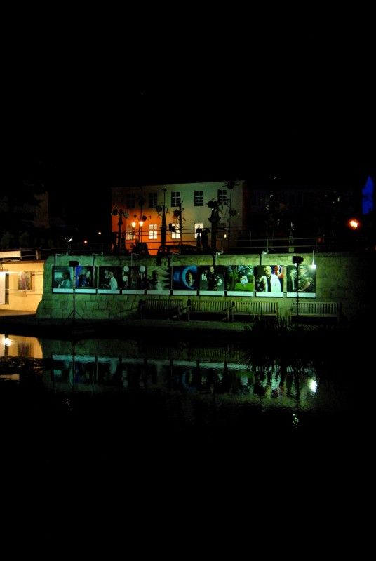 Na den přesně (8.9.2011) rok poté, co Plzeň zvítězila v klání o titul Evropské hlavní město kultury 2015, předala klíče od objektu řediteli společnosti Milanu Svobodovi náměstkyně primátora Eva Herinková.

„Nové sídlo je kontaktním místem pro každého, kdo má dotazy, nápady, připomínky. Zázemí tu bude mít celý tým. Chceme, aby si lidé zvykli chodit mezi nás a věděli, že jsme opravdu otevřená společnost,“ uvedla Yvona Kreuzmannová, umělecká ředitelka projektu při slavnostním otevření, které začalo přesně ve 20.15 hodin.

Součástí doprovodného programu bylo zahájení výstavy fotografií Plzeňských ikon, v letošním roce vybraných mezi muži. „Vloni deset žen, letos deset mužů, ti všichni ve svém životě něco zajímavého dokázali a jsou významní. Žijí tu s námi a Plzeň je potřebuje. A jsou důležití i pro projekt Evropské hlavní město kultury a jeho úspěšné naplnění, protože v přeneseném slova smyslu je ikona i magickým symbolem pro zajištění úspěchu,“ prohlásil při vernisáži primátor Martin Baxa. Autorem snímků je 