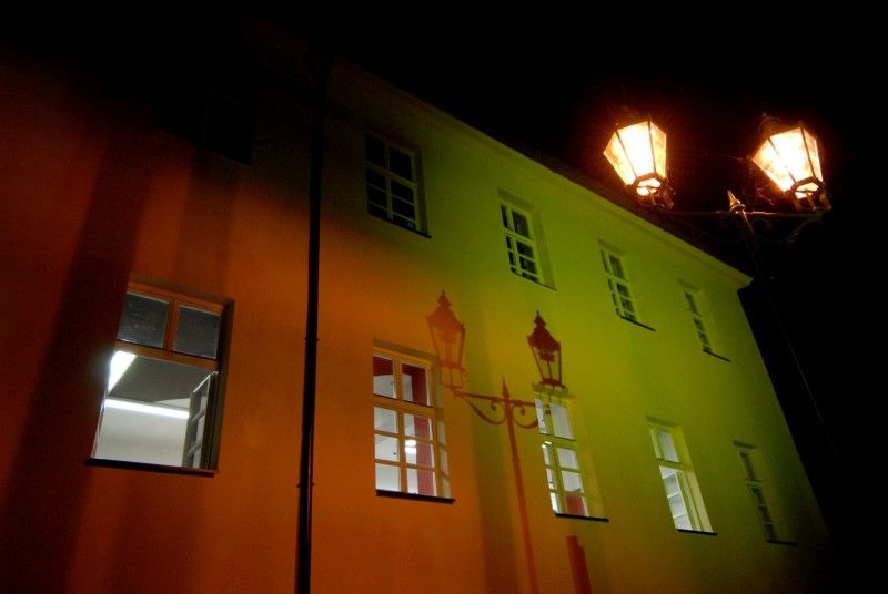 Na den přesně (8.9.2011) rok poté, co Plzeň zvítězila v klání o titul Evropské hlavní město kultury 2015, předala klíče od objektu řediteli společnosti Milanu Svobodovi náměstkyně primátora Eva Herinková.

„Nové sídlo je kontaktním místem pro každého, kdo má dotazy, nápady, připomínky. Zázemí tu bude mít celý tým. Chceme, aby si lidé zvykli chodit mezi nás a věděli, že jsme opravdu otevřená společnost,“ uvedla Yvona Kreuzmannová, umělecká ředitelka projektu při slavnostním otevření, které začalo přesně ve 20.15 hodin.

Součástí doprovodného programu bylo zahájení výstavy fotografií Plzeňských ikon, v letošním roce vybraných mezi muži. „Vloni deset žen, letos deset mužů, ti všichni ve svém životě něco zajímavého dokázali a jsou významní. Žijí tu s námi a Plzeň je potřebuje. A jsou důležití i pro projekt Evropské hlavní město kultury a jeho úspěšné naplnění, protože v přeneseném slova smyslu je ikona i magickým symbolem pro zajištění úspěchu,“ prohlásil při vernisáži primátor Martin Baxa. Autorem snímků je 