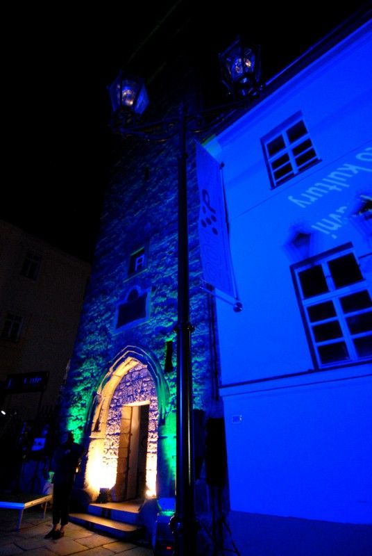 Na den přesně (8.9.2011) rok poté, co Plzeň zvítězila v klání o titul Evropské hlavní město kultury 2015, předala klíče od objektu řediteli společnosti Milanu Svobodovi náměstkyně primátora Eva Herinková.

„Nové sídlo je kontaktním místem pro každého, kdo má dotazy, nápady, připomínky. Zázemí tu bude mít celý tým. Chceme, aby si lidé zvykli chodit mezi nás a věděli, že jsme opravdu otevřená společnost,“ uvedla Yvona Kreuzmannová, umělecká ředitelka projektu při slavnostním otevření, které začalo přesně ve 20.15 hodin.

Součástí doprovodného programu bylo zahájení výstavy fotografií Plzeňských ikon, v letošním roce vybraných mezi muži. „Vloni deset žen, letos deset mužů, ti všichni ve svém životě něco zajímavého dokázali a jsou významní. Žijí tu s námi a Plzeň je potřebuje. A jsou důležití i pro projekt Evropské hlavní město kultury a jeho úspěšné naplnění, protože v přeneseném slova smyslu je ikona i magickým symbolem pro zajištění úspěchu,“ prohlásil při vernisáži primátor Martin Baxa. Autorem snímků je 