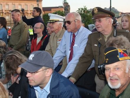 Operace Last Alley - U Rooseveltova mostu proběhla komentovaná bojová ukázka, která byla situována do začátku roku 1945, kdy se sice již Němci vzdávali po statisících, ale některé skupiny ještě stále fanaticky bojovaly.
Během oslav se odehrála bitva celkem třikrát a vždy se setkala s obrovským zájmem publika vč. přítomných veteránů a V.I.P. hostů.