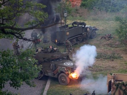 Operace Last Alley - U Rooseveltova mostu proběhla komentovaná bojová ukázka, která byla situována do začátku roku 1945, kdy se sice již Němci vzdávali po statisících, ale některé skupiny ještě stále fanaticky bojovaly.
Během oslav se odehrála bitva celkem třikrát a vždy se setkala s obrovským zájmem publika vč. přítomných veteránů a V.I.P. hostů.