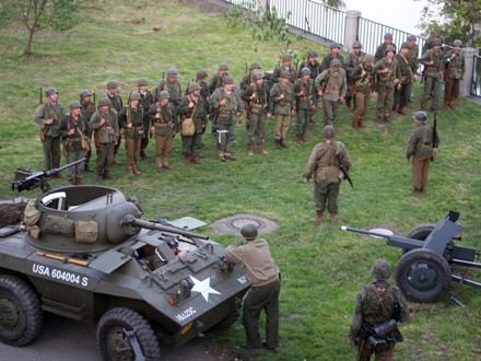 Operace Last Alley - U Rooseveltova mostu proběhla komentovaná bojová ukázka, která byla situována do začátku roku 1945, kdy se sice již Němci vzdávali po statisících, ale některé skupiny ještě stále fanaticky bojovaly.
Během oslav se odehrála bitva celkem třikrát a vždy se setkala s obrovským zájmem publika vč. přítomných veteránů a V.I.P. hostů.