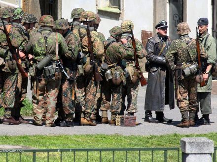 Operace Last Alley - U Rooseveltova mostu proběhla komentovaná bojová ukázka, která byla situována do začátku roku 1945, kdy se sice již Němci vzdávali po statisících, ale některé skupiny ještě stále fanaticky bojovaly.
Během oslav se odehrála bitva celkem třikrát a vždy se setkala s obrovským zájmem publika vč. přítomných veteránů a V.I.P. hostů.