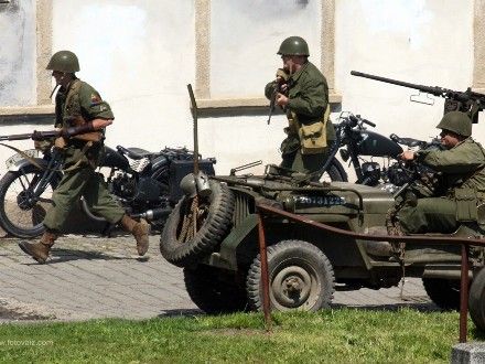 Operace Last Alley - U Rooseveltova mostu proběhla komentovaná bojová ukázka, která byla situována do začátku roku 1945, kdy se sice již Němci vzdávali po statisících, ale některé skupiny ještě stále fanaticky bojovaly.
Během oslav se odehrála bitva celkem třikrát a vždy se setkala s obrovským zájmem publika vč. přítomných veteránů a V.I.P. hostů.