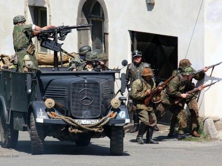 Operace Last Alley - U Rooseveltova mostu proběhla komentovaná bojová ukázka, která byla situována do začátku roku 1945, kdy se sice již Němci vzdávali po statisících, ale některé skupiny ještě stále fanaticky bojovaly.
Během oslav se odehrála bitva celkem třikrát a vždy se setkala s obrovským zájmem publika vč. přítomných veteránů a V.I.P. hostů.