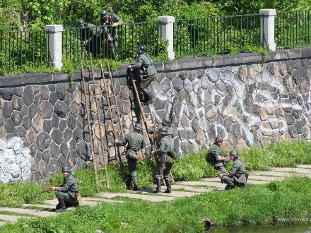 Operace Last Alley - U Rooseveltova mostu proběhla komentovaná bojová ukázka, která byla situována do začátku roku 1945, kdy se sice již Němci vzdávali po statisících, ale některé skupiny ještě stále fanaticky bojovaly.
Během oslav se odehrála bitva celkem třikrát a vždy se setkala s obrovským zájmem publika vč. přítomných veteránů a V.I.P. hostů.
