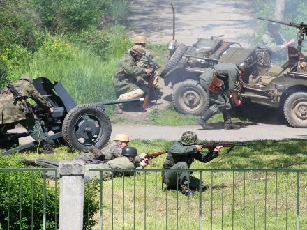 Operace Last Alley - U Rooseveltova mostu proběhla komentovaná bojová ukázka, která byla situována do začátku roku 1945, kdy se sice již Němci vzdávali po statisících, ale některé skupiny ještě stále fanaticky bojovaly.
Během oslav se odehrála bitva celkem třikrát a vždy se setkala s obrovským zájmem publika vč. přítomných veteránů a V.I.P. hostů.