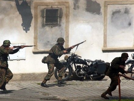 Operace Last Alley - U Rooseveltova mostu proběhla komentovaná bojová ukázka, která byla situována do začátku roku 1945, kdy se sice již Němci vzdávali po statisících, ale některé skupiny ještě stále fanaticky bojovaly.
Během oslav se odehrála bitva celkem třikrát a vždy se setkala s obrovským zájmem publika vč. přítomných veteránů a V.I.P. hostů.