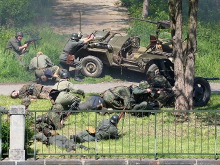 Operace Last Alley - U Rooseveltova mostu proběhla komentovaná bojová ukázka, která byla situována do začátku roku 1945, kdy se sice již Němci vzdávali po statisících, ale některé skupiny ještě stále fanaticky bojovaly.
Během oslav se odehrála bitva celkem třikrát a vždy se setkala s obrovským zájmem publika vč. přítomných veteránů a V.I.P. hostů.