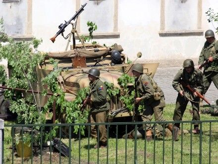 Operace Last Alley - U Rooseveltova mostu proběhla komentovaná bojová ukázka, která byla situována do začátku roku 1945, kdy se sice již Němci vzdávali po statisících, ale některé skupiny ještě stále fanaticky bojovaly.
Během oslav se odehrála bitva celkem třikrát a vždy se setkala s obrovským zájmem publika vč. přítomných veteránů a V.I.P. hostů.