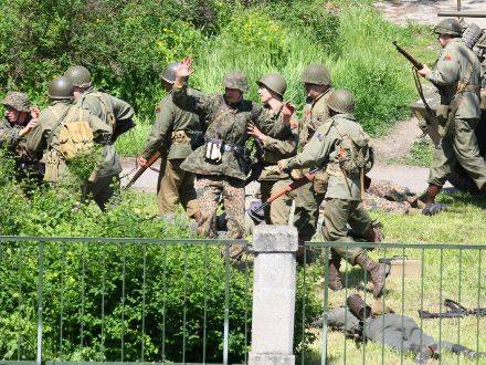 Operace Last Alley - U Rooseveltova mostu proběhla komentovaná bojová ukázka, která byla situována do začátku roku 1945, kdy se sice již Němci vzdávali po statisících, ale některé skupiny ještě stále fanaticky bojovaly.
Během oslav se odehrála bitva celkem třikrát a vždy se setkala s obrovským zájmem publika vč. přítomných veteránů a V.I.P. hostů.