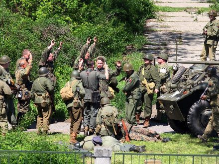 Operace Last Alley - U Rooseveltova mostu proběhla komentovaná bojová ukázka, která byla situována do začátku roku 1945, kdy se sice již Němci vzdávali po statisících, ale některé skupiny ještě stále fanaticky bojovaly.
Během oslav se odehrála bitva celkem třikrát a vždy se setkala s obrovským zájmem publika vč. přítomných veteránů a V.I.P. hostů.