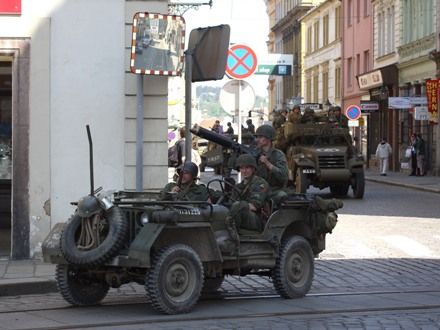 Convoy of Liberty 2009 - Tradiční kolona historických vojenských vozidel proběhla v letošním roce s osobní účastí příslušníků 2nd Sryker Cavalry Regiment, kteří do Plzně zavítali v rámci již 19. hvězdicové jízdy CONVOY OF REMEMBRANCE 1945. „Pattonovi duchové“, jak jim bylo za 2. světové války přezdíváno, se přímo podíleli na osvobozování západních Čech v dubnu a květnu roku 1945 a v letošním roce představili svoji současnou nejmodernější vojenskou techniku (2 obrněné vozy Stryker a 2 vozy Hummer).
Convoy of Liberty se jako každoročně setkal s neuvěřitelným zájmem diváků, kteří neprodyšně lemovali celou trasu projíždějící kolony. Po průjezdu Klatovskou třídou se kolona rozdělila a část vozů byla poté vystavena na náměstí Republiky a druhá část pak byla k vidění na scéně před Peklem.