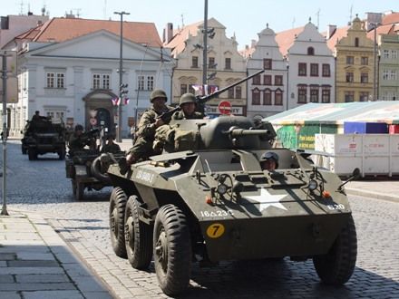 Convoy of Liberty 2009 - Tradiční kolona historických vojenských vozidel proběhla v letošním roce s osobní účastí příslušníků 2nd Sryker Cavalry Regiment, kteří do Plzně zavítali v rámci již 19. hvězdicové jízdy CONVOY OF REMEMBRANCE 1945. „Pattonovi duchové“, jak jim bylo za 2. světové války přezdíváno, se přímo podíleli na osvobozování západních Čech v dubnu a květnu roku 1945 a v letošním roce představili svoji současnou nejmodernější vojenskou techniku (2 obrněné vozy Stryker a 2 vozy Hummer).
Convoy of Liberty se jako každoročně setkal s neuvěřitelným zájmem diváků, kteří neprodyšně lemovali celou trasu projíždějící kolony. Po průjezdu Klatovskou třídou se kolona rozdělila a část vozů byla poté vystavena na náměstí Republiky a druhá část pak byla k vidění na scéně před Peklem.