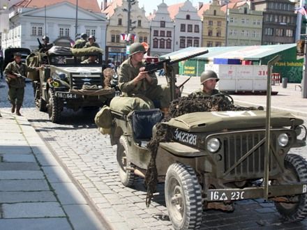 Convoy of Liberty 2009 - Tradiční kolona historických vojenských vozidel proběhla v letošním roce s osobní účastí příslušníků 2nd Sryker Cavalry Regiment, kteří do Plzně zavítali v rámci již 19. hvězdicové jízdy CONVOY OF REMEMBRANCE 1945. „Pattonovi duchové“, jak jim bylo za 2. světové války přezdíváno, se přímo podíleli na osvobozování západních Čech v dubnu a květnu roku 1945 a v letošním roce představili svoji současnou nejmodernější vojenskou techniku (2 obrněné vozy Stryker a 2 vozy Hummer).
Convoy of Liberty se jako každoročně setkal s neuvěřitelným zájmem diváků, kteří neprodyšně lemovali celou trasu projíždějící kolony. Po průjezdu Klatovskou třídou se kolona rozdělila a část vozů byla poté vystavena na náměstí Republiky a druhá část pak byla k vidění na scéně před Peklem.