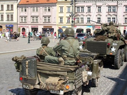 Convoy of Liberty 2009 - Tradiční kolona historických vojenských vozidel proběhla v letošním roce s osobní účastí příslušníků 2nd Sryker Cavalry Regiment, kteří do Plzně zavítali v rámci již 19. hvězdicové jízdy CONVOY OF REMEMBRANCE 1945. „Pattonovi duchové“, jak jim bylo za 2. světové války přezdíváno, se přímo podíleli na osvobozování západních Čech v dubnu a květnu roku 1945 a v letošním roce představili svoji současnou nejmodernější vojenskou techniku (2 obrněné vozy Stryker a 2 vozy Hummer).
Convoy of Liberty se jako každoročně setkal s neuvěřitelným zájmem diváků, kteří neprodyšně lemovali celou trasu projíždějící kolony. Po průjezdu Klatovskou třídou se kolona rozdělila a část vozů byla poté vystavena na náměstí Republiky a druhá část pak byla k vidění na scéně před Peklem.