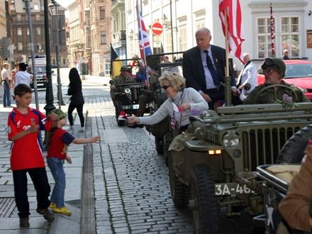 Convoy of Liberty 2009 - Tradiční kolona historických vojenských vozidel proběhla v letošním roce s osobní účastí příslušníků 2nd Sryker Cavalry Regiment, kteří do Plzně zavítali v rámci již 19. hvězdicové jízdy CONVOY OF REMEMBRANCE 1945. „Pattonovi duchové“, jak jim bylo za 2. světové války přezdíváno, se přímo podíleli na osvobozování západních Čech v dubnu a květnu roku 1945 a v letošním roce představili svoji současnou nejmodernější vojenskou techniku (2 obrněné vozy Stryker a 2 vozy Hummer).
Convoy of Liberty se jako každoročně setkal s neuvěřitelným zájmem diváků, kteří neprodyšně lemovali celou trasu projíždějící kolony. Po průjezdu Klatovskou třídou se kolona rozdělila a část vozů byla poté vystavena na náměstí Republiky a druhá část pak byla k vidění na scéně před Peklem.