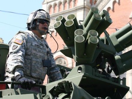 Convoy of Liberty 2009 - Tradiční kolona historických vojenských vozidel proběhla v letošním roce s osobní účastí příslušníků 2nd Sryker Cavalry Regiment, kteří do Plzně zavítali v rámci již 19. hvězdicové jízdy CONVOY OF REMEMBRANCE 1945. „Pattonovi duchové“, jak jim bylo za 2. světové války přezdíváno, se přímo podíleli na osvobozování západních Čech v dubnu a květnu roku 1945 a v letošním roce představili svoji současnou nejmodernější vojenskou techniku (2 obrněné vozy Stryker a 2 vozy Hummer).
Convoy of Liberty se jako každoročně setkal s neuvěřitelným zájmem diváků, kteří neprodyšně lemovali celou trasu projíždějící kolony. Po průjezdu Klatovskou třídou se kolona rozdělila a část vozů byla poté vystavena na náměstí Republiky a druhá část pak byla k vidění na scéně před Peklem.