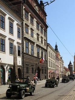 Convoy of Liberty 2009 - Tradiční kolona historických vojenských vozidel proběhla v letošním roce s osobní účastí příslušníků 2nd Sryker Cavalry Regiment, kteří do Plzně zavítali v rámci již 19. hvězdicové jízdy CONVOY OF REMEMBRANCE 1945. „Pattonovi duchové“, jak jim bylo za 2. světové války přezdíváno, se přímo podíleli na osvobozování západních Čech v dubnu a květnu roku 1945 a v letošním roce představili svoji současnou nejmodernější vojenskou techniku (2 obrněné vozy Stryker a 2 vozy Hummer).
Convoy of Liberty se jako každoročně setkal s neuvěřitelným zájmem diváků, kteří neprodyšně lemovali celou trasu projíždějící kolony. Po průjezdu Klatovskou třídou se kolona rozdělila a část vozů byla poté vystavena na náměstí Republiky a druhá část pak byla k vidění na scéně před Peklem.