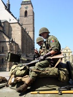 Convoy of Liberty 2009 - Tradiční kolona historických vojenských vozidel proběhla v letošním roce s osobní účastí příslušníků 2nd Sryker Cavalry Regiment, kteří do Plzně zavítali v rámci již 19. hvězdicové jízdy CONVOY OF REMEMBRANCE 1945. „Pattonovi duchové“, jak jim bylo za 2. světové války přezdíváno, se přímo podíleli na osvobozování západních Čech v dubnu a květnu roku 1945 a v letošním roce představili svoji současnou nejmodernější vojenskou techniku (2 obrněné vozy Stryker a 2 vozy Hummer).
Convoy of Liberty se jako každoročně setkal s neuvěřitelným zájmem diváků, kteří neprodyšně lemovali celou trasu projíždějící kolony. Po průjezdu Klatovskou třídou se kolona rozdělila a část vozů byla poté vystavena na náměstí Republiky a druhá část pak byla k vidění na scéně před Peklem.