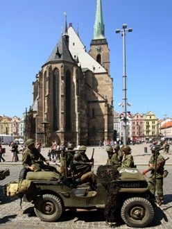 Convoy of Liberty 2009 - Tradiční kolona historických vojenských vozidel proběhla v letošním roce s osobní účastí příslušníků 2nd Sryker Cavalry Regiment, kteří do Plzně zavítali v rámci již 19. hvězdicové jízdy CONVOY OF REMEMBRANCE 1945. „Pattonovi duchové“, jak jim bylo za 2. světové války přezdíváno, se přímo podíleli na osvobozování západních Čech v dubnu a květnu roku 1945 a v letošním roce představili svoji současnou nejmodernější vojenskou techniku (2 obrněné vozy Stryker a 2 vozy Hummer).
Convoy of Liberty se jako každoročně setkal s neuvěřitelným zájmem diváků, kteří neprodyšně lemovali celou trasu projíždějící kolony. Po průjezdu Klatovskou třídou se kolona rozdělila a část vozů byla poté vystavena na náměstí Republiky a druhá část pak byla k vidění na scéně před Peklem.