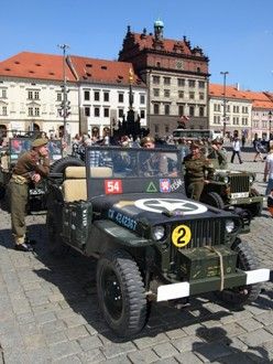 Convoy of Liberty 2009 - Tradiční kolona historických vojenských vozidel proběhla v letošním roce s osobní účastí příslušníků 2nd Sryker Cavalry Regiment, kteří do Plzně zavítali v rámci již 19. hvězdicové jízdy CONVOY OF REMEMBRANCE 1945. „Pattonovi duchové“, jak jim bylo za 2. světové války přezdíváno, se přímo podíleli na osvobozování západních Čech v dubnu a květnu roku 1945 a v letošním roce představili svoji současnou nejmodernější vojenskou techniku (2 obrněné vozy Stryker a 2 vozy Hummer).
Convoy of Liberty se jako každoročně setkal s neuvěřitelným zájmem diváků, kteří neprodyšně lemovali celou trasu projíždějící kolony. Po průjezdu Klatovskou třídou se kolona rozdělila a část vozů byla poté vystavena na náměstí Republiky a druhá část pak byla k vidění na scéně před Peklem.
