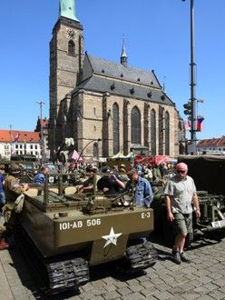 Convoy of Liberty 2009 - Tradiční kolona historických vojenských vozidel proběhla v letošním roce s osobní účastí příslušníků 2nd Sryker Cavalry Regiment, kteří do Plzně zavítali v rámci již 19. hvězdicové jízdy CONVOY OF REMEMBRANCE 1945. „Pattonovi duchové“, jak jim bylo za 2. světové války přezdíváno, se přímo podíleli na osvobozování západních Čech v dubnu a květnu roku 1945 a v letošním roce představili svoji současnou nejmodernější vojenskou techniku (2 obrněné vozy Stryker a 2 vozy Hummer).
Convoy of Liberty se jako každoročně setkal s neuvěřitelným zájmem diváků, kteří neprodyšně lemovali celou trasu projíždějící kolony. Po průjezdu Klatovskou třídou se kolona rozdělila a část vozů byla poté vystavena na náměstí Republiky a druhá část pak byla k vidění na scéně před Peklem.