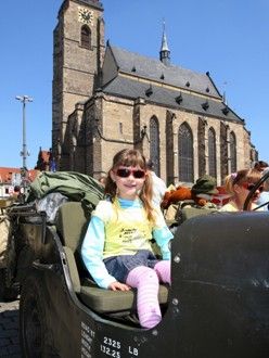 Convoy of Liberty 2009 - Tradiční kolona historických vojenských vozidel proběhla v letošním roce s osobní účastí příslušníků 2nd Sryker Cavalry Regiment, kteří do Plzně zavítali v rámci již 19. hvězdicové jízdy CONVOY OF REMEMBRANCE 1945. „Pattonovi duchové“, jak jim bylo za 2. světové války přezdíváno, se přímo podíleli na osvobozování západních Čech v dubnu a květnu roku 1945 a v letošním roce představili svoji současnou nejmodernější vojenskou techniku (2 obrněné vozy Stryker a 2 vozy Hummer).
Convoy of Liberty se jako každoročně setkal s neuvěřitelným zájmem diváků, kteří neprodyšně lemovali celou trasu projíždějící kolony. Po průjezdu Klatovskou třídou se kolona rozdělila a část vozů byla poté vystavena na náměstí Republiky a druhá část pak byla k vidění na scéně před Peklem.