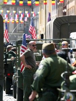 Convoy of Liberty 2009 - Tradiční kolona historických vojenských vozidel proběhla v letošním roce s osobní účastí příslušníků 2nd Sryker Cavalry Regiment, kteří do Plzně zavítali v rámci již 19. hvězdicové jízdy CONVOY OF REMEMBRANCE 1945. „Pattonovi duchové“, jak jim bylo za 2. světové války přezdíváno, se přímo podíleli na osvobozování západních Čech v dubnu a květnu roku 1945 a v letošním roce představili svoji současnou nejmodernější vojenskou techniku (2 obrněné vozy Stryker a 2 vozy Hummer).
Convoy of Liberty se jako každoročně setkal s neuvěřitelným zájmem diváků, kteří neprodyšně lemovali celou trasu projíždějící kolony. Po průjezdu Klatovskou třídou se kolona rozdělila a část vozů byla poté vystavena na náměstí Republiky a druhá část pak byla k vidění na scéně před Peklem.