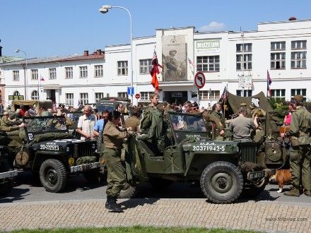 Convoy of Liberty 2009 - Tradiční kolona historických vojenských vozidel proběhla v letošním roce s osobní účastí příslušníků 2nd Sryker Cavalry Regiment, kteří do Plzně zavítali v rámci již 19. hvězdicové jízdy CONVOY OF REMEMBRANCE 1945. „Pattonovi duchové“, jak jim bylo za 2. světové války přezdíváno, se přímo podíleli na osvobozování západních Čech v dubnu a květnu roku 1945 a v letošním roce představili svoji současnou nejmodernější vojenskou techniku (2 obrněné vozy Stryker a 2 vozy Hummer).
Convoy of Liberty se jako každoročně setkal s neuvěřitelným zájmem diváků, kteří neprodyšně lemovali celou trasu projíždějící kolony. Po průjezdu Klatovskou třídou se kolona rozdělila a část vozů byla poté vystavena na náměstí Republiky a druhá část pak byla k vidění na scéně před Peklem.