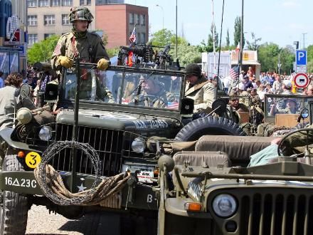 Convoy of Liberty 2009 - Tradiční kolona historických vojenských vozidel proběhla v letošním roce s osobní účastí příslušníků 2nd Sryker Cavalry Regiment, kteří do Plzně zavítali v rámci již 19. hvězdicové jízdy CONVOY OF REMEMBRANCE 1945. „Pattonovi duchové“, jak jim bylo za 2. světové války přezdíváno, se přímo podíleli na osvobozování západních Čech v dubnu a květnu roku 1945 a v letošním roce představili svoji současnou nejmodernější vojenskou techniku (2 obrněné vozy Stryker a 2 vozy Hummer).
Convoy of Liberty se jako každoročně setkal s neuvěřitelným zájmem diváků, kteří neprodyšně lemovali celou trasu projíždějící kolony. Po průjezdu Klatovskou třídou se kolona rozdělila a část vozů byla poté vystavena na náměstí Republiky a druhá část pak byla k vidění na scéně před Peklem.