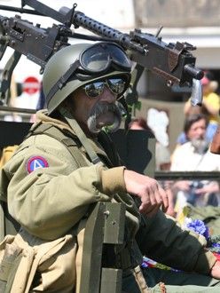 Convoy of Liberty 2009 - Tradiční kolona historických vojenských vozidel proběhla v letošním roce s osobní účastí příslušníků 2nd Sryker Cavalry Regiment, kteří do Plzně zavítali v rámci již 19. hvězdicové jízdy CONVOY OF REMEMBRANCE 1945. „Pattonovi duchové“, jak jim bylo za 2. světové války přezdíváno, se přímo podíleli na osvobozování západních Čech v dubnu a květnu roku 1945 a v letošním roce představili svoji současnou nejmodernější vojenskou techniku (2 obrněné vozy Stryker a 2 vozy Hummer).
Convoy of Liberty se jako každoročně setkal s neuvěřitelným zájmem diváků, kteří neprodyšně lemovali celou trasu projíždějící kolony. Po průjezdu Klatovskou třídou se kolona rozdělila a část vozů byla poté vystavena na náměstí Republiky a druhá část pak byla k vidění na scéně před Peklem.