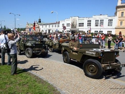 Convoy of Liberty 2009 - Tradiční kolona historických vojenských vozidel proběhla v letošním roce s osobní účastí příslušníků 2nd Sryker Cavalry Regiment, kteří do Plzně zavítali v rámci již 19. hvězdicové jízdy CONVOY OF REMEMBRANCE 1945. „Pattonovi duchové“, jak jim bylo za 2. světové války přezdíváno, se přímo podíleli na osvobozování západních Čech v dubnu a květnu roku 1945 a v letošním roce představili svoji současnou nejmodernější vojenskou techniku (2 obrněné vozy Stryker a 2 vozy Hummer).
Convoy of Liberty se jako každoročně setkal s neuvěřitelným zájmem diváků, kteří neprodyšně lemovali celou trasu projíždějící kolony. Po průjezdu Klatovskou třídou se kolona rozdělila a část vozů byla poté vystavena na náměstí Republiky a druhá část pak byla k vidění na scéně před Peklem.