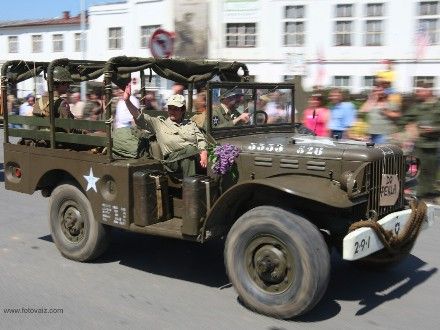 Convoy of Liberty 2009 - Tradiční kolona historických vojenských vozidel proběhla v letošním roce s osobní účastí příslušníků 2nd Sryker Cavalry Regiment, kteří do Plzně zavítali v rámci již 19. hvězdicové jízdy CONVOY OF REMEMBRANCE 1945. „Pattonovi duchové“, jak jim bylo za 2. světové války přezdíváno, se přímo podíleli na osvobozování západních Čech v dubnu a květnu roku 1945 a v letošním roce představili svoji současnou nejmodernější vojenskou techniku (2 obrněné vozy Stryker a 2 vozy Hummer).
Convoy of Liberty se jako každoročně setkal s neuvěřitelným zájmem diváků, kteří neprodyšně lemovali celou trasu projíždějící kolony. Po průjezdu Klatovskou třídou se kolona rozdělila a část vozů byla poté vystavena na náměstí Republiky a druhá část pak byla k vidění na scéně před Peklem.