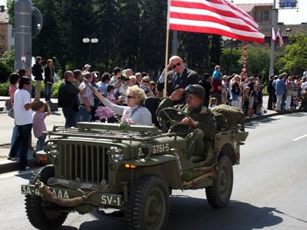 Convoy of Liberty 2009 - Tradiční kolona historických vojenských vozidel proběhla v letošním roce s osobní účastí příslušníků 2nd Sryker Cavalry Regiment, kteří do Plzně zavítali v rámci již 19. hvězdicové jízdy CONVOY OF REMEMBRANCE 1945. „Pattonovi duchové“, jak jim bylo za 2. světové války přezdíváno, se přímo podíleli na osvobozování západních Čech v dubnu a květnu roku 1945 a v letošním roce představili svoji současnou nejmodernější vojenskou techniku (2 obrněné vozy Stryker a 2 vozy Hummer).
Convoy of Liberty se jako každoročně setkal s neuvěřitelným zájmem diváků, kteří neprodyšně lemovali celou trasu projíždějící kolony. Po průjezdu Klatovskou třídou se kolona rozdělila a část vozů byla poté vystavena na náměstí Republiky a druhá část pak byla k vidění na scéně před Peklem.