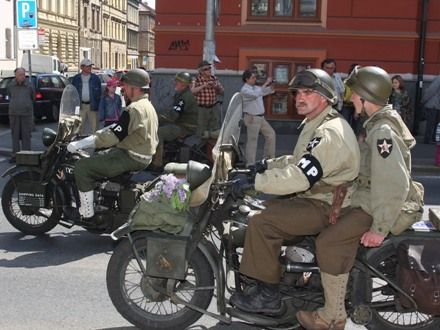 Convoy of Liberty 2009 - Tradiční kolona historických vojenských vozidel proběhla v letošním roce s osobní účastí příslušníků 2nd Sryker Cavalry Regiment, kteří do Plzně zavítali v rámci již 19. hvězdicové jízdy CONVOY OF REMEMBRANCE 1945. „Pattonovi duchové“, jak jim bylo za 2. světové války přezdíváno, se přímo podíleli na osvobozování západních Čech v dubnu a květnu roku 1945 a v letošním roce představili svoji současnou nejmodernější vojenskou techniku (2 obrněné vozy Stryker a 2 vozy Hummer).
Convoy of Liberty se jako každoročně setkal s neuvěřitelným zájmem diváků, kteří neprodyšně lemovali celou trasu projíždějící kolony. Po průjezdu Klatovskou třídou se kolona rozdělila a část vozů byla poté vystavena na náměstí Republiky a druhá část pak byla k vidění na scéně před Peklem.