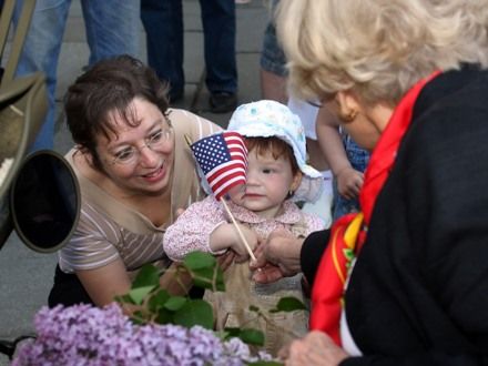 Convoy of Liberty 2009 - Tradiční kolona historických vojenských vozidel proběhla v letošním roce s osobní účastí příslušníků 2nd Sryker Cavalry Regiment, kteří do Plzně zavítali v rámci již 19. hvězdicové jízdy CONVOY OF REMEMBRANCE 1945. „Pattonovi duchové“, jak jim bylo za 2. světové války přezdíváno, se přímo podíleli na osvobozování západních Čech v dubnu a květnu roku 1945 a v letošním roce představili svoji současnou nejmodernější vojenskou techniku (2 obrněné vozy Stryker a 2 vozy Hummer).
Convoy of Liberty se jako každoročně setkal s neuvěřitelným zájmem diváků, kteří neprodyšně lemovali celou trasu projíždějící kolony. Po průjezdu Klatovskou třídou se kolona rozdělila a část vozů byla poté vystavena na náměstí Republiky a druhá část pak byla k vidění na scéně před Peklem.