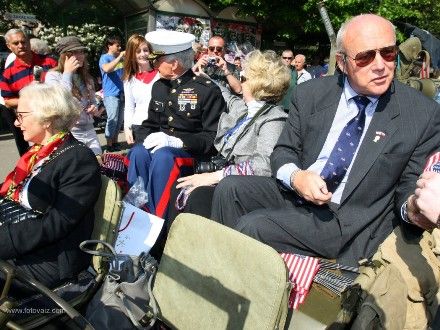 Convoy of Liberty 2009 - Tradiční kolona historických vojenských vozidel proběhla v letošním roce s osobní účastí příslušníků 2nd Sryker Cavalry Regiment, kteří do Plzně zavítali v rámci již 19. hvězdicové jízdy CONVOY OF REMEMBRANCE 1945. „Pattonovi duchové“, jak jim bylo za 2. světové války přezdíváno, se přímo podíleli na osvobozování západních Čech v dubnu a květnu roku 1945 a v letošním roce představili svoji současnou nejmodernější vojenskou techniku (2 obrněné vozy Stryker a 2 vozy Hummer).
Convoy of Liberty se jako každoročně setkal s neuvěřitelným zájmem diváků, kteří neprodyšně lemovali celou trasu projíždějící kolony. Po průjezdu Klatovskou třídou se kolona rozdělila a část vozů byla poté vystavena na náměstí Republiky a druhá část pak byla k vidění na scéně před Peklem.