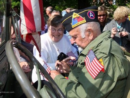 Convoy of Liberty 2009 - Tradiční kolona historických vojenských vozidel proběhla v letošním roce s osobní účastí příslušníků 2nd Sryker Cavalry Regiment, kteří do Plzně zavítali v rámci již 19. hvězdicové jízdy CONVOY OF REMEMBRANCE 1945. „Pattonovi duchové“, jak jim bylo za 2. světové války přezdíváno, se přímo podíleli na osvobozování západních Čech v dubnu a květnu roku 1945 a v letošním roce představili svoji současnou nejmodernější vojenskou techniku (2 obrněné vozy Stryker a 2 vozy Hummer).
Convoy of Liberty se jako každoročně setkal s neuvěřitelným zájmem diváků, kteří neprodyšně lemovali celou trasu projíždějící kolony. Po průjezdu Klatovskou třídou se kolona rozdělila a část vozů byla poté vystavena na náměstí Republiky a druhá část pak byla k vidění na scéně před Peklem.