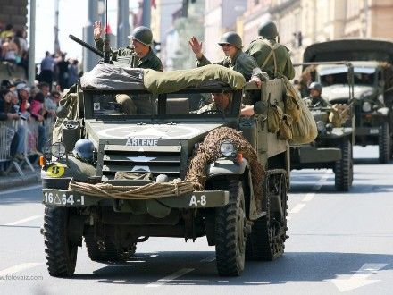 Convoy of Liberty 2009 - Tradiční kolona historických vojenských vozidel proběhla v letošním roce s osobní účastí příslušníků 2nd Sryker Cavalry Regiment, kteří do Plzně zavítali v rámci již 19. hvězdicové jízdy CONVOY OF REMEMBRANCE 1945. „Pattonovi duchové“, jak jim bylo za 2. světové války přezdíváno, se přímo podíleli na osvobozování západních Čech v dubnu a květnu roku 1945 a v letošním roce představili svoji současnou nejmodernější vojenskou techniku (2 obrněné vozy Stryker a 2 vozy Hummer).
Convoy of Liberty se jako každoročně setkal s neuvěřitelným zájmem diváků, kteří neprodyšně lemovali celou trasu projíždějící kolony. Po průjezdu Klatovskou třídou se kolona rozdělila a část vozů byla poté vystavena na náměstí Republiky a druhá část pak byla k vidění na scéně před Peklem.