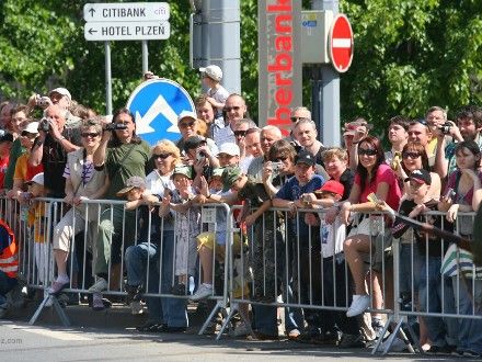 Convoy of Liberty 2009 - Tradiční kolona historických vojenských vozidel proběhla v letošním roce s osobní účastí příslušníků 2nd Sryker Cavalry Regiment, kteří do Plzně zavítali v rámci již 19. hvězdicové jízdy CONVOY OF REMEMBRANCE 1945. „Pattonovi duchové“, jak jim bylo za 2. světové války přezdíváno, se přímo podíleli na osvobozování západních Čech v dubnu a květnu roku 1945 a v letošním roce představili svoji současnou nejmodernější vojenskou techniku (2 obrněné vozy Stryker a 2 vozy Hummer).
Convoy of Liberty se jako každoročně setkal s neuvěřitelným zájmem diváků, kteří neprodyšně lemovali celou trasu projíždějící kolony. Po průjezdu Klatovskou třídou se kolona rozdělila a část vozů byla poté vystavena na náměstí Republiky a druhá část pak byla k vidění na scéně před Peklem.
