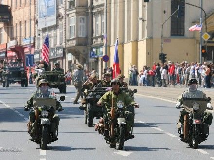Convoy of Liberty 2009 - Tradiční kolona historických vojenských vozidel proběhla v letošním roce s osobní účastí příslušníků 2nd Sryker Cavalry Regiment, kteří do Plzně zavítali v rámci již 19. hvězdicové jízdy CONVOY OF REMEMBRANCE 1945. „Pattonovi duchové“, jak jim bylo za 2. světové války přezdíváno, se přímo podíleli na osvobozování západních Čech v dubnu a květnu roku 1945 a v letošním roce představili svoji současnou nejmodernější vojenskou techniku (2 obrněné vozy Stryker a 2 vozy Hummer).
Convoy of Liberty se jako každoročně setkal s neuvěřitelným zájmem diváků, kteří neprodyšně lemovali celou trasu projíždějící kolony. Po průjezdu Klatovskou třídou se kolona rozdělila a část vozů byla poté vystavena na náměstí Republiky a druhá část pak byla k vidění na scéně před Peklem.