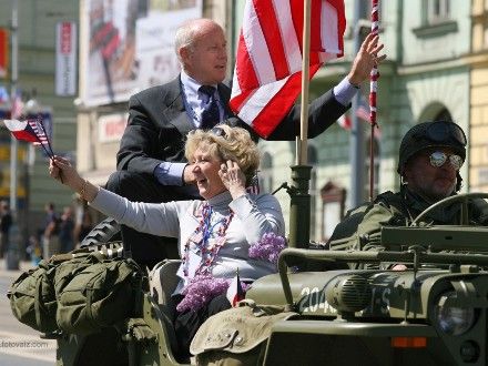 Convoy of Liberty 2009 - Tradiční kolona historických vojenských vozidel proběhla v letošním roce s osobní účastí příslušníků 2nd Sryker Cavalry Regiment, kteří do Plzně zavítali v rámci již 19. hvězdicové jízdy CONVOY OF REMEMBRANCE 1945. „Pattonovi duchové“, jak jim bylo za 2. světové války přezdíváno, se přímo podíleli na osvobozování západních Čech v dubnu a květnu roku 1945 a v letošním roce představili svoji současnou nejmodernější vojenskou techniku (2 obrněné vozy Stryker a 2 vozy Hummer).
Convoy of Liberty se jako každoročně setkal s neuvěřitelným zájmem diváků, kteří neprodyšně lemovali celou trasu projíždějící kolony. Po průjezdu Klatovskou třídou se kolona rozdělila a část vozů byla poté vystavena na náměstí Republiky a druhá část pak byla k vidění na scéně před Peklem.