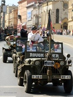 Convoy of Liberty 2009 - Tradiční kolona historických vojenských vozidel proběhla v letošním roce s osobní účastí příslušníků 2nd Sryker Cavalry Regiment, kteří do Plzně zavítali v rámci již 19. hvězdicové jízdy CONVOY OF REMEMBRANCE 1945. „Pattonovi duchové“, jak jim bylo za 2. světové války přezdíváno, se přímo podíleli na osvobozování západních Čech v dubnu a květnu roku 1945 a v letošním roce představili svoji současnou nejmodernější vojenskou techniku (2 obrněné vozy Stryker a 2 vozy Hummer).
Convoy of Liberty se jako každoročně setkal s neuvěřitelným zájmem diváků, kteří neprodyšně lemovali celou trasu projíždějící kolony. Po průjezdu Klatovskou třídou se kolona rozdělila a část vozů byla poté vystavena na náměstí Republiky a druhá část pak byla k vidění na scéně před Peklem.