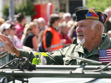 Convoy of Liberty 2009 - Tradiční kolona historických vojenských vozidel proběhla v letošním roce s osobní účastí příslušníků 2nd Sryker Cavalry Regiment, kteří do Plzně zavítali v rámci již 19. hvězdicové jízdy CONVOY OF REMEMBRANCE 1945. „Pattonovi duchové“, jak jim bylo za 2. světové války přezdíváno, se přímo podíleli na osvobozování západních Čech v dubnu a květnu roku 1945 a v letošním roce představili svoji současnou nejmodernější vojenskou techniku (2 obrněné vozy Stryker a 2 vozy Hummer).
Convoy of Liberty se jako každoročně setkal s neuvěřitelným zájmem diváků, kteří neprodyšně lemovali celou trasu projíždějící kolony. Po průjezdu Klatovskou třídou se kolona rozdělila a část vozů byla poté vystavena na náměstí Republiky a druhá část pak byla k vidění na scéně před Peklem.