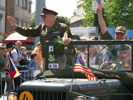 Convoy of Liberty 2009 - Tradiční kolona historických vojenských vozidel proběhla v letošním roce s osobní účastí příslušníků 2nd Sryker Cavalry Regiment, kteří do Plzně zavítali v rámci již 19. hvězdicové jízdy CONVOY OF REMEMBRANCE 1945. „Pattonovi duchové“, jak jim bylo za 2. světové války přezdíváno, se přímo podíleli na osvobozování západních Čech v dubnu a květnu roku 1945 a v letošním roce představili svoji současnou nejmodernější vojenskou techniku (2 obrněné vozy Stryker a 2 vozy Hummer).
Convoy of Liberty se jako každoročně setkal s neuvěřitelným zájmem diváků, kteří neprodyšně lemovali celou trasu projíždějící kolony. Po průjezdu Klatovskou třídou se kolona rozdělila a část vozů byla poté vystavena na náměstí Republiky a druhá část pak byla k vidění na scéně před Peklem.