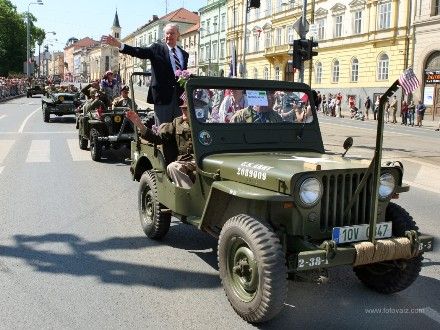 Convoy of Liberty 2009 - Tradiční kolona historických vojenských vozidel proběhla v letošním roce s osobní účastí příslušníků 2nd Sryker Cavalry Regiment, kteří do Plzně zavítali v rámci již 19. hvězdicové jízdy CONVOY OF REMEMBRANCE 1945. „Pattonovi duchové“, jak jim bylo za 2. světové války přezdíváno, se přímo podíleli na osvobozování západních Čech v dubnu a květnu roku 1945 a v letošním roce představili svoji současnou nejmodernější vojenskou techniku (2 obrněné vozy Stryker a 2 vozy Hummer).
Convoy of Liberty se jako každoročně setkal s neuvěřitelným zájmem diváků, kteří neprodyšně lemovali celou trasu projíždějící kolony. Po průjezdu Klatovskou třídou se kolona rozdělila a část vozů byla poté vystavena na náměstí Republiky a druhá část pak byla k vidění na scéně před Peklem.